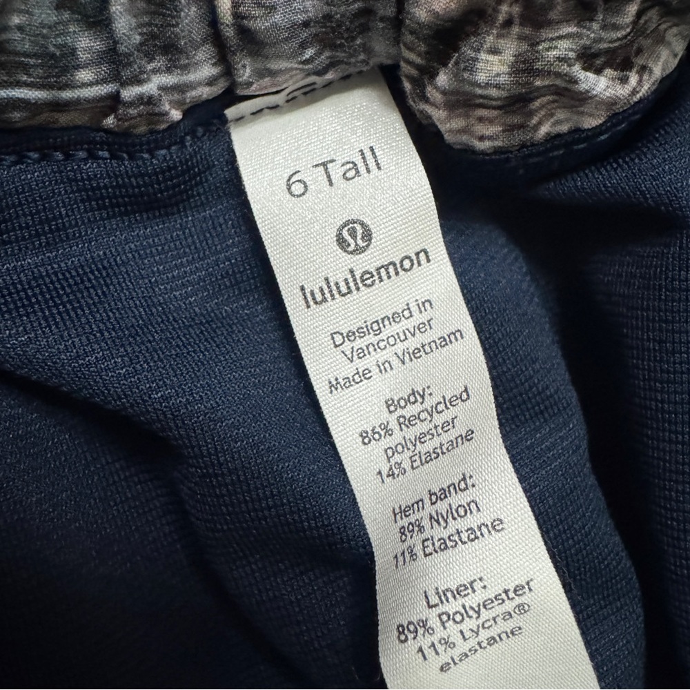 Lululemon x Peloton 6 Tall Hotty Hot Shorts II 4” In Digital Oasis Lined - Picture 5 of 9